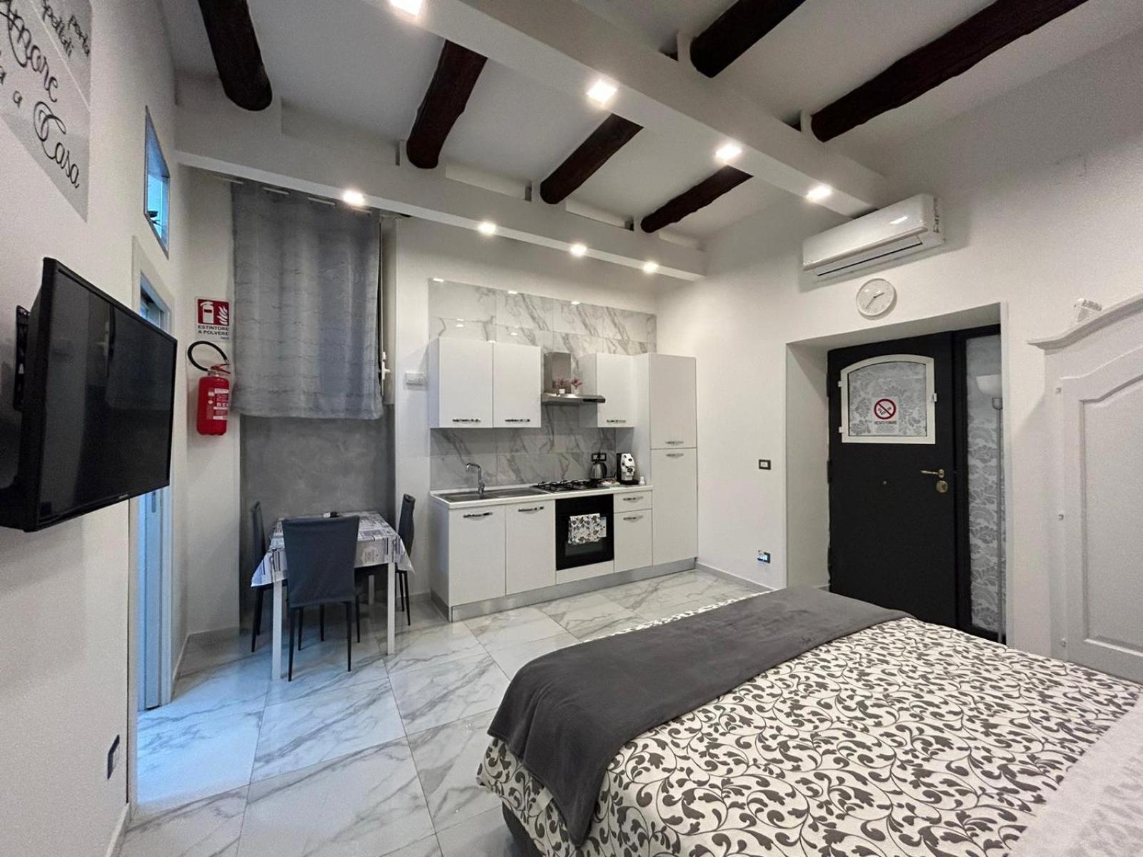 Villa Casa Tolentino Al Centro Di Napoli Exterior foto